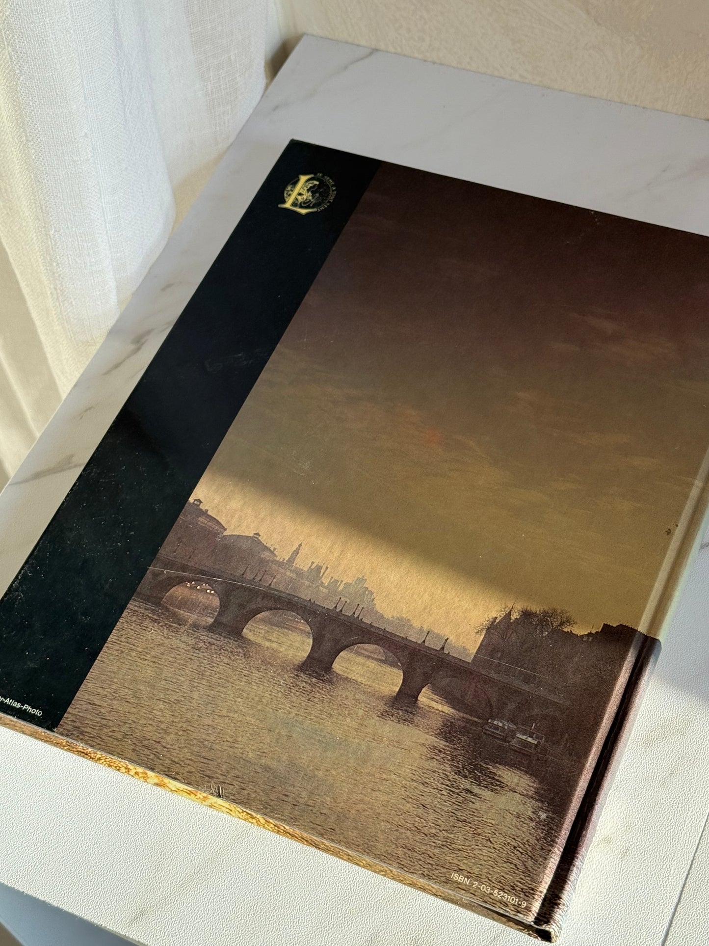 Paris Book by Larousse (French Edition)