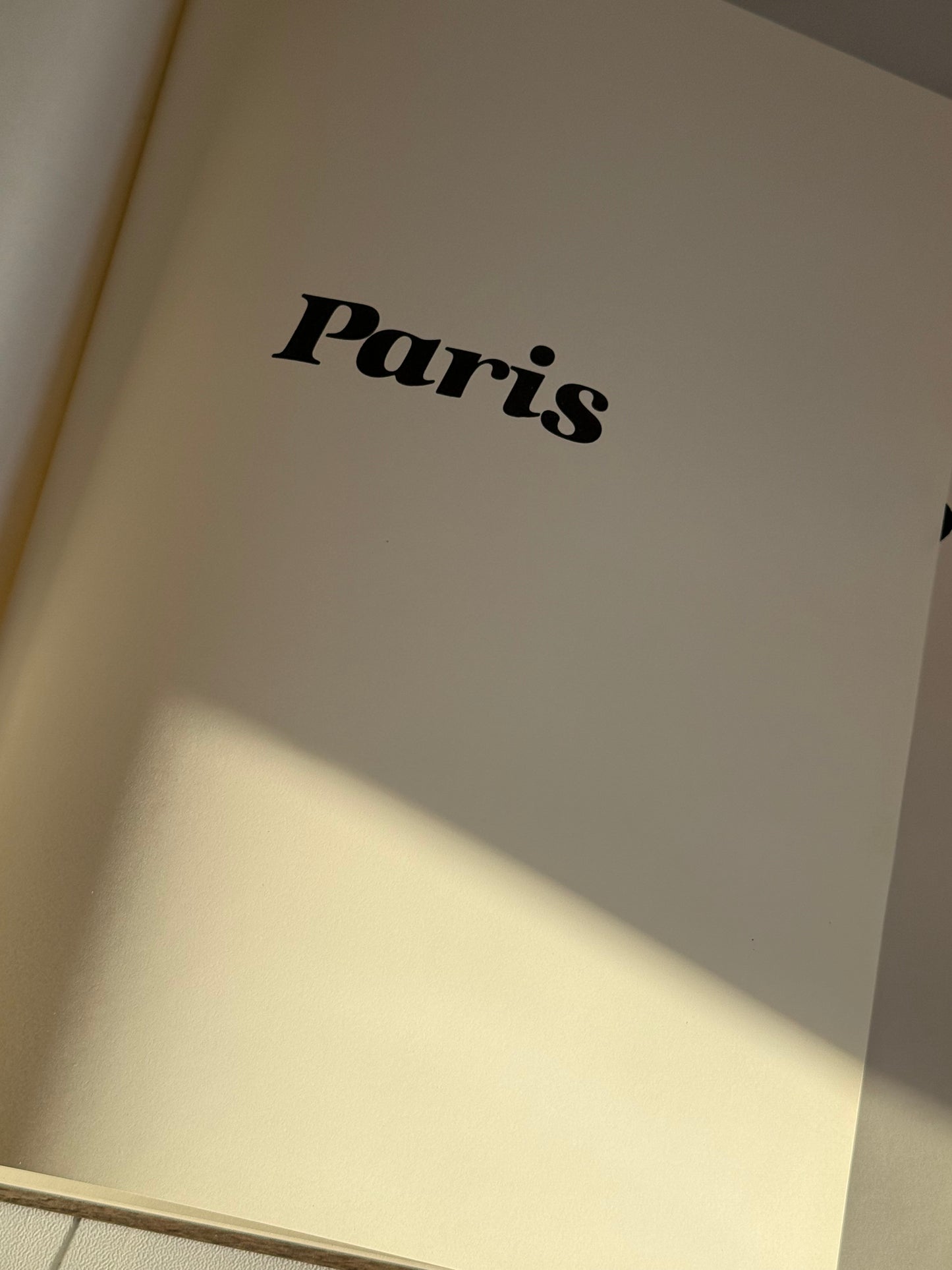 Paris Book by Larousse (French Edition)