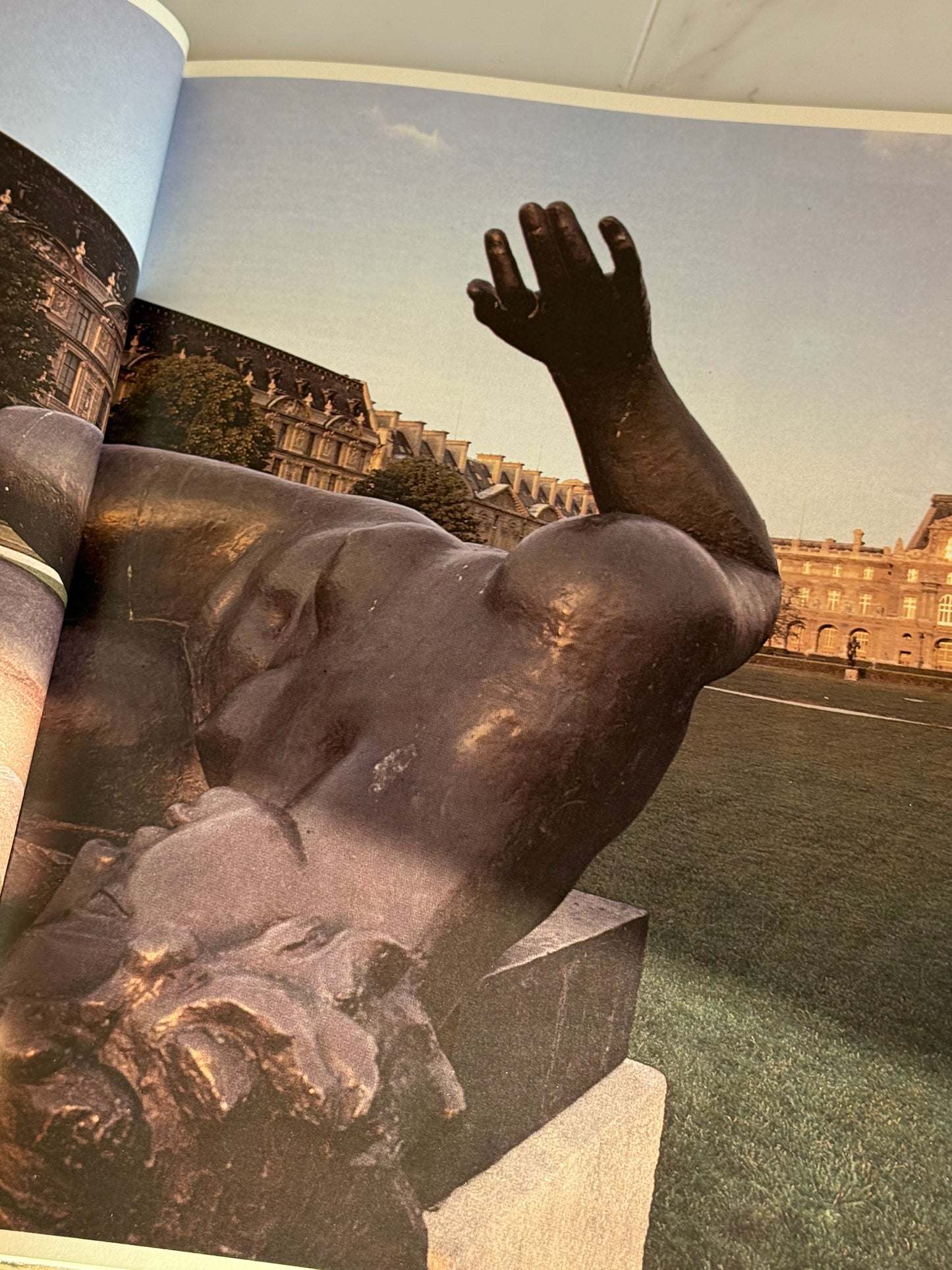 Paris Book by Larousse (French Edition)