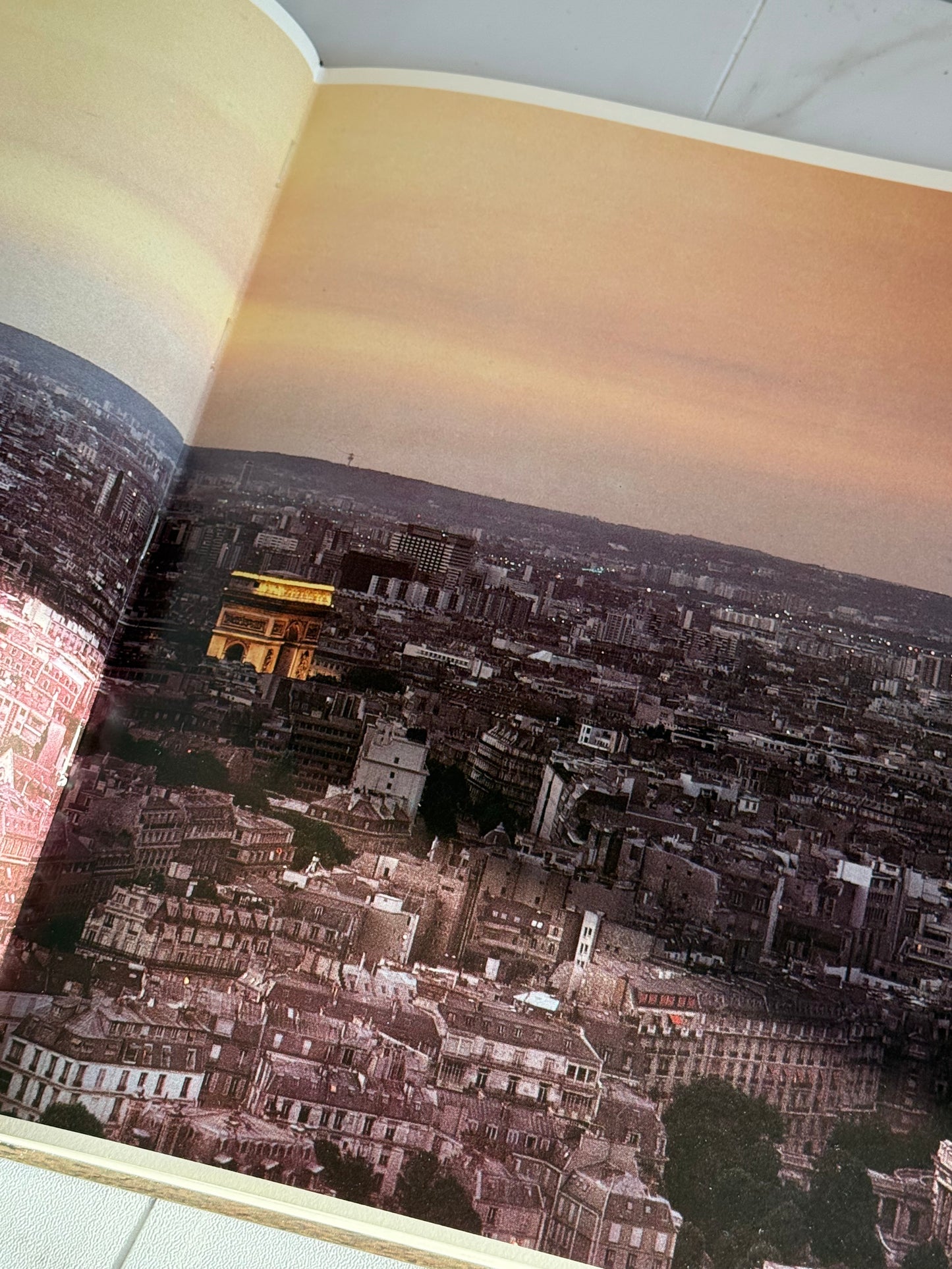 Paris Book by Larousse (French Edition)